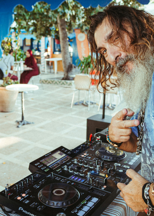 vieux homme en train de mixer avec une platine DJ